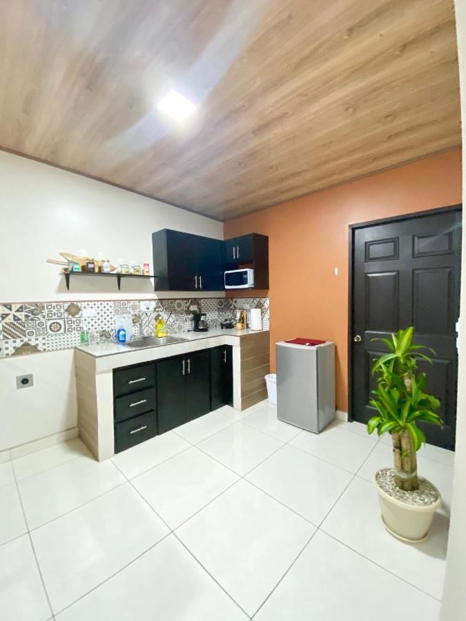 ألاخويلا Pura Vida Apartment. 5 Min From Airport المظهر الخارجي الصورة