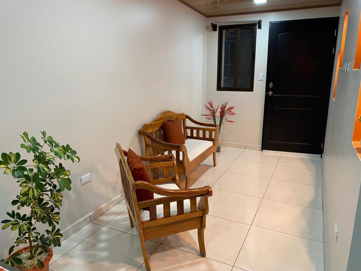 ألاخويلا Pura Vida Apartment. 5 Min From Airport المظهر الخارجي الصورة